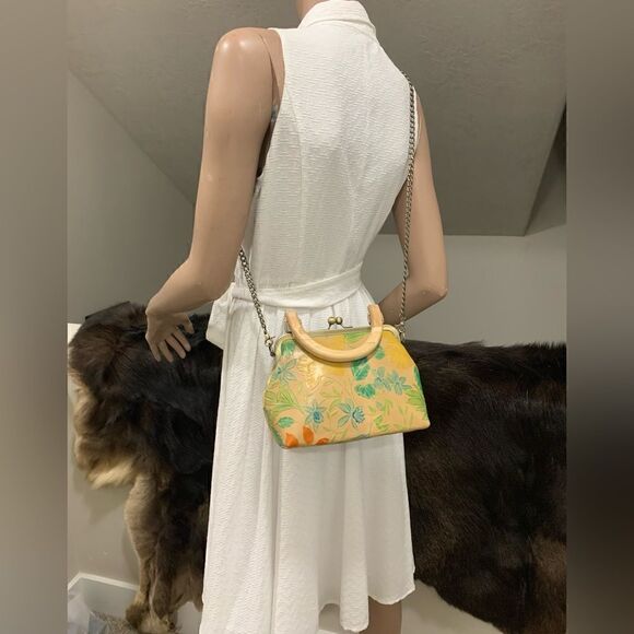 Handmade Genuine Leather Floral Embossed Wooden Handle Kisslock Bag/Crossbody - Picture 8 of 13